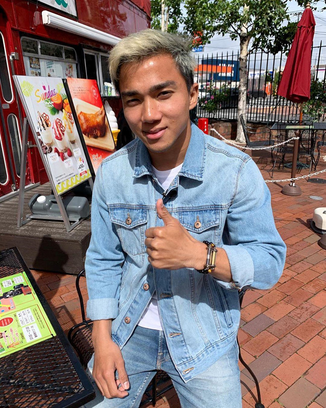 Cả khi thi đấu trên sân cỏ lẫn ngoài đời thường, Chanathip luôn nổi bật với mái tóc vàng sành điệu. Anh chàng khá để tâm đến phong cách thời trang và đầu tóc. Cả khi thi đấu trên sân cỏ lẫn ngoài đời thường, Chanathip luôn nổi bật với mái tóc vàng sành điệu. Anh chàng khá để tâm đến phong cách thời trang và đầu tóc.