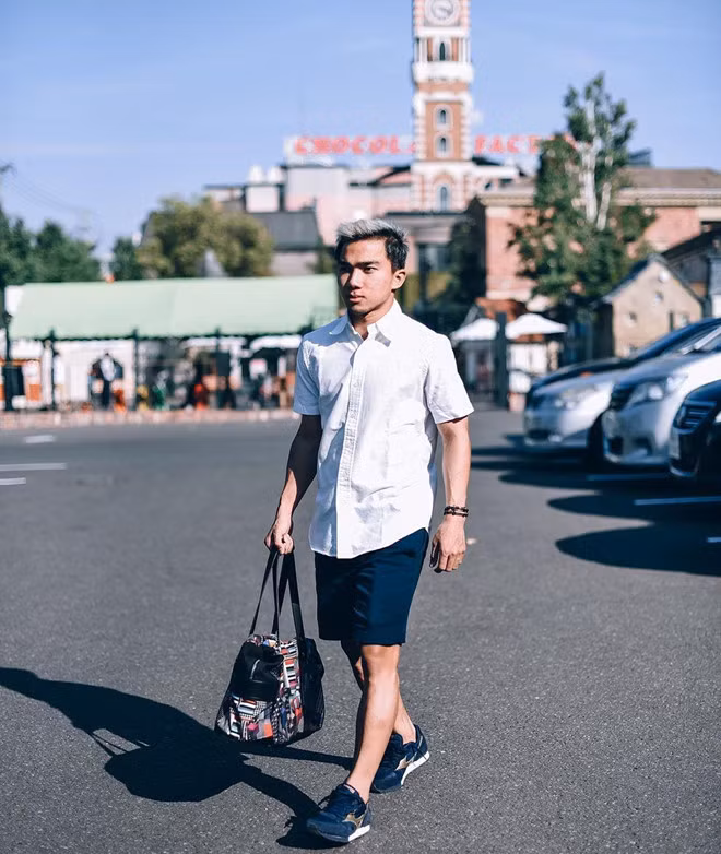 Không chỉ luôn xếp hàng top trong làng bóng đá Thái Lan, Chanathip nhận nhiều lời khen nhờ gu ăn mặc chỉn chu, gọn gàng.