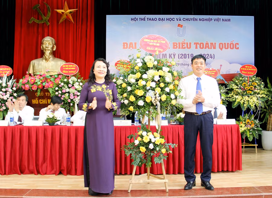 Đại diện đơn vị đăng cai là trường ĐH Sư phạm TDTT Hà Nội tặng hoa chúc mừng Đại hội