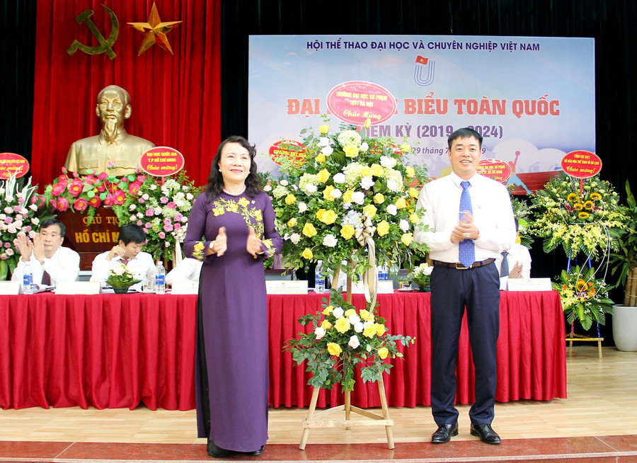 Đại diện đơn vị đăng cai là trường ĐH Sư phạm TDTT Hà Nội tặng hoa chúc mừng Đại hội