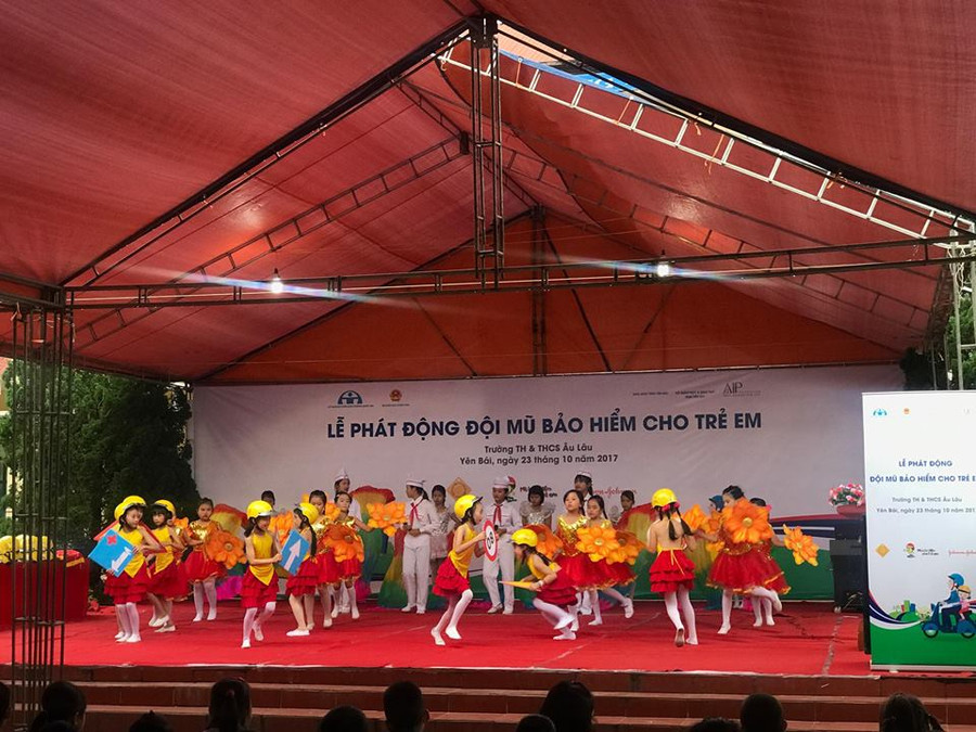 Hoạt cảnh ATGT do các em HS biểu diễn tại buổi lễ Hoạt cảnh ATGT do các em HS biểu diễn tại buổi lễ