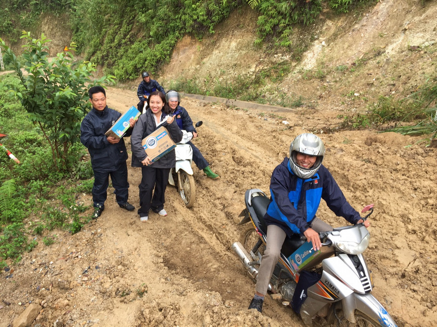 Đoàn công tác vượt khó đến với học sinh vùng lũ Đoàn công tác vượt khó đến với học sinh vùng lũ