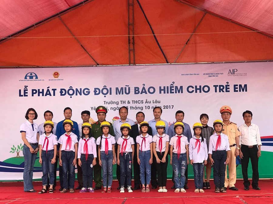 Đại diện các đơn vị và nhà tài trợ trao MBH cho các em HS Đại diện các đơn vị và nhà tài trợ trao MBH cho các em HS