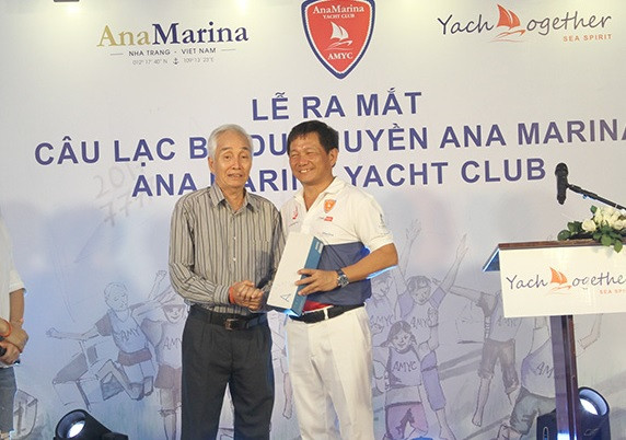 Ông Đặng Bảo Hiếu (bên phải) thực hiện nghi thức tặng đồng hồ đi biển tại Lễ ra mắt CLB du thuyền đầu tiên ở Việt Nam