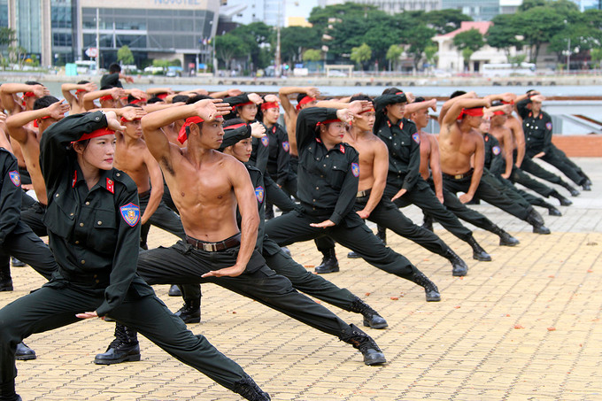 Nữ cảnh sát đặc nhiệm luyện khí công, võ thuật trước APEC 