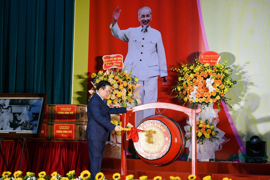 Chủ tịch Quốc hội đánh trống khai giảng tại Trường Hữu nghị T78. Chủ tịch Quốc hội đánh trống khai giảng tại Trường Hữu nghị T78.