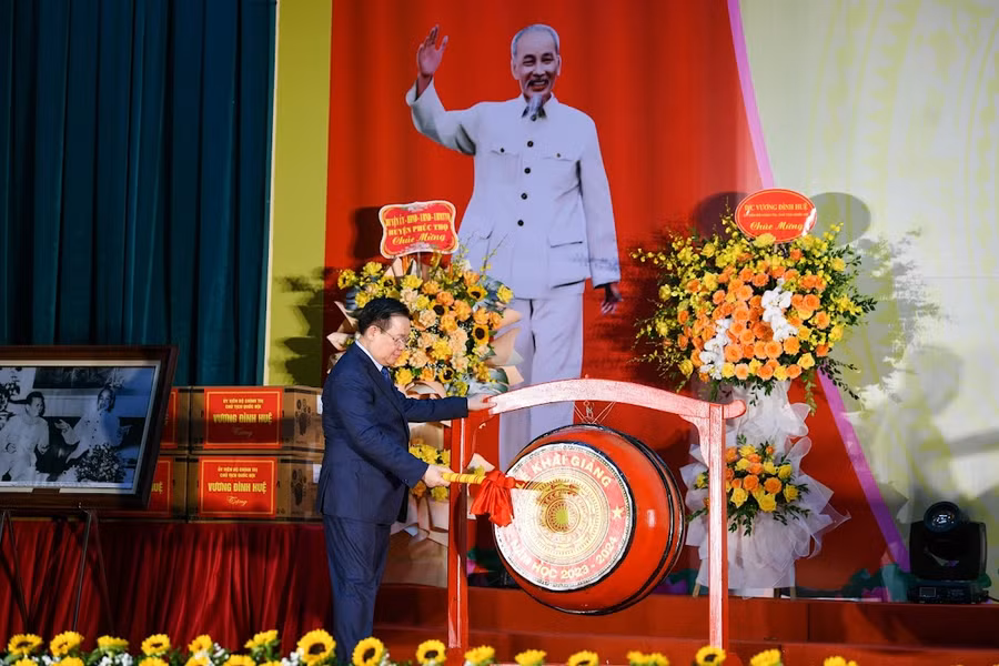 Chủ tịch Quốc hội đánh trống khai giảng tại Trường Hữu nghị T78.