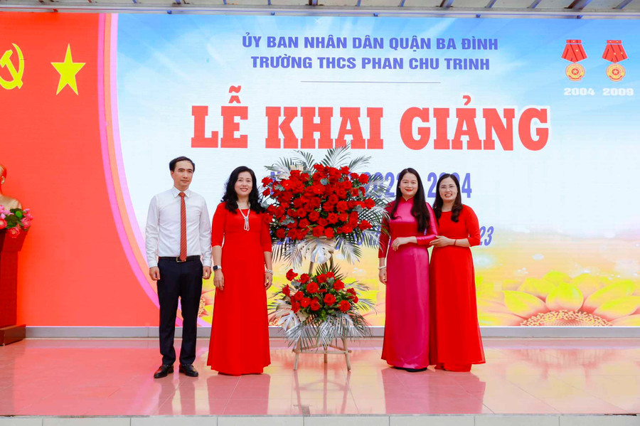 Bà Phạm Thị Diễm - Phó Chủ tịch UBND quận Ba Đình tặng hoa chúc mừng trường THCS Phan Chu Trinh. Bà Phạm Thị Diễm - Phó Chủ tịch UBND quận Ba Đình tặng hoa chúc mừng trường THCS Phan Chu Trinh.