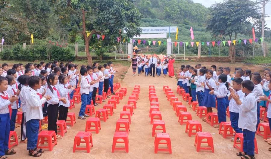 Lễ đón học sinh vào lớp 1 tại Trường TH&THCS xã Xy, huyện Hướng Hóa.