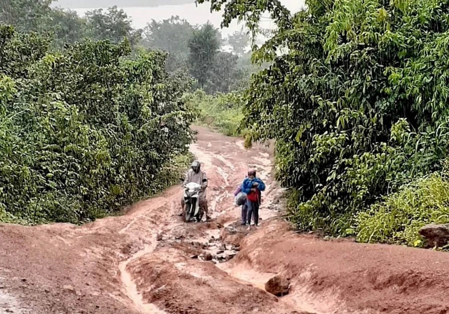 Kỉ niệm trên hành trình vận động học sinh ra lớp của cô Ái Vân cùng đồng nghiệp.