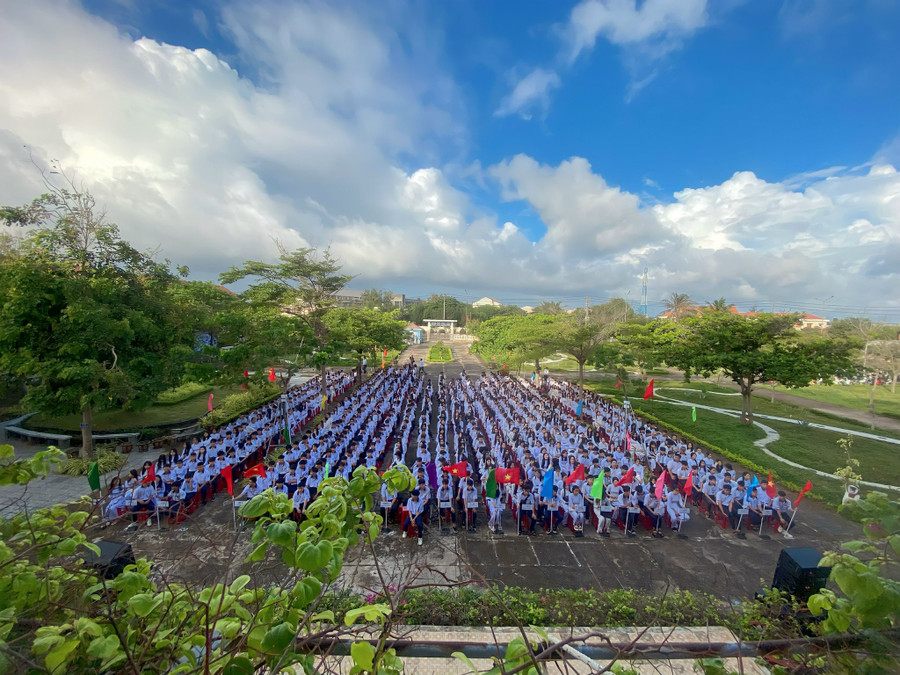 Gần 900 học sinh Trường THPT Ngô Quyền, huyện đảo Phú Quý dự lễ khai giảng sáng 5/9. Ảnh: NTCC. Gần 900 học sinh Trường THPT Ngô Quyền, huyện đảo Phú Quý dự lễ khai giảng sáng 5/9. Ảnh: NTCC.