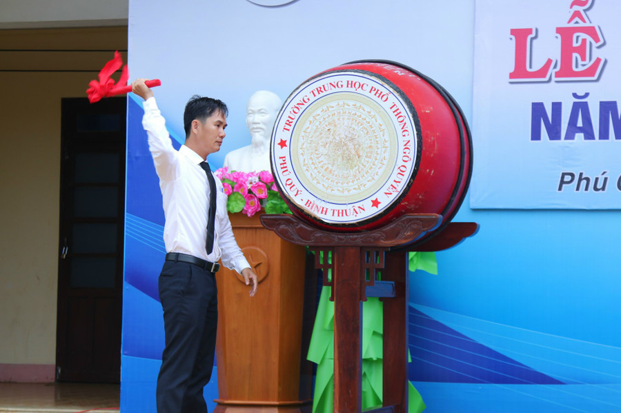 Nghi thức đánh trống khai trường tại Trường THPT Ngô Quyền, huyện đảo Phú Quý. Ảnh: NTCC. Nghi thức đánh trống khai trường tại Trường THPT Ngô Quyền, huyện đảo Phú Quý. Ảnh: NTCC.