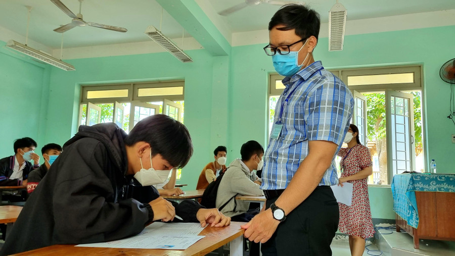 Kỳ thi tốt nghiệp THPT 2022 ở tỉnh Quảng Ngãi được tổ chức an toàn, đúng quy chế. Kỳ thi tốt nghiệp THPT 2022 ở tỉnh Quảng Ngãi được tổ chức an toàn, đúng quy chế.