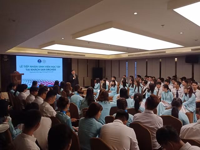 Sinh viên Khoa Du lịch Trường ĐH Văn Hiến tại lễ tiếp nhận thực tập tại một khách sạn 5 sao Sinh viên Khoa Du lịch Trường ĐH Văn Hiến tại lễ tiếp nhận thực tập tại một khách sạn 5 sao