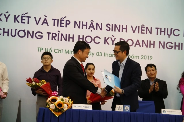 Đại diện Trường ĐH Văn Hiến (bên phải) thực hiện ký kết với các Doanh nghiệp