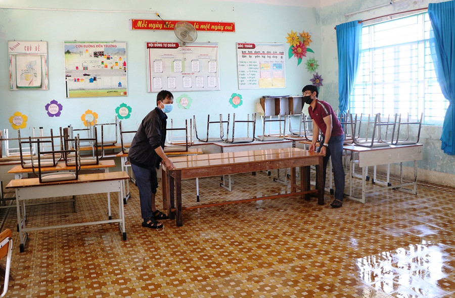 Giáo viên trường TH Gò Sạn tập trung dọn vệ sinh trong và ngoài lớp học. (Ảnh: Ý Thảo).