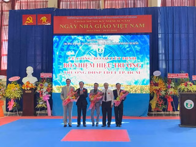 PGS.TS Châu Vĩnh Huy (giữa) tại lễ công bố và đón nhận Quyết định bổ nhiệm hiệu trưởng Trường ĐH Sư phạm TDTT TPHCM giai đoạn 2018-2023