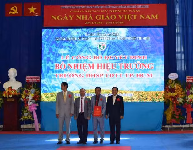 PGS.TS Châu Vĩnh Huy đón nhận quyết định bổ nhiệm