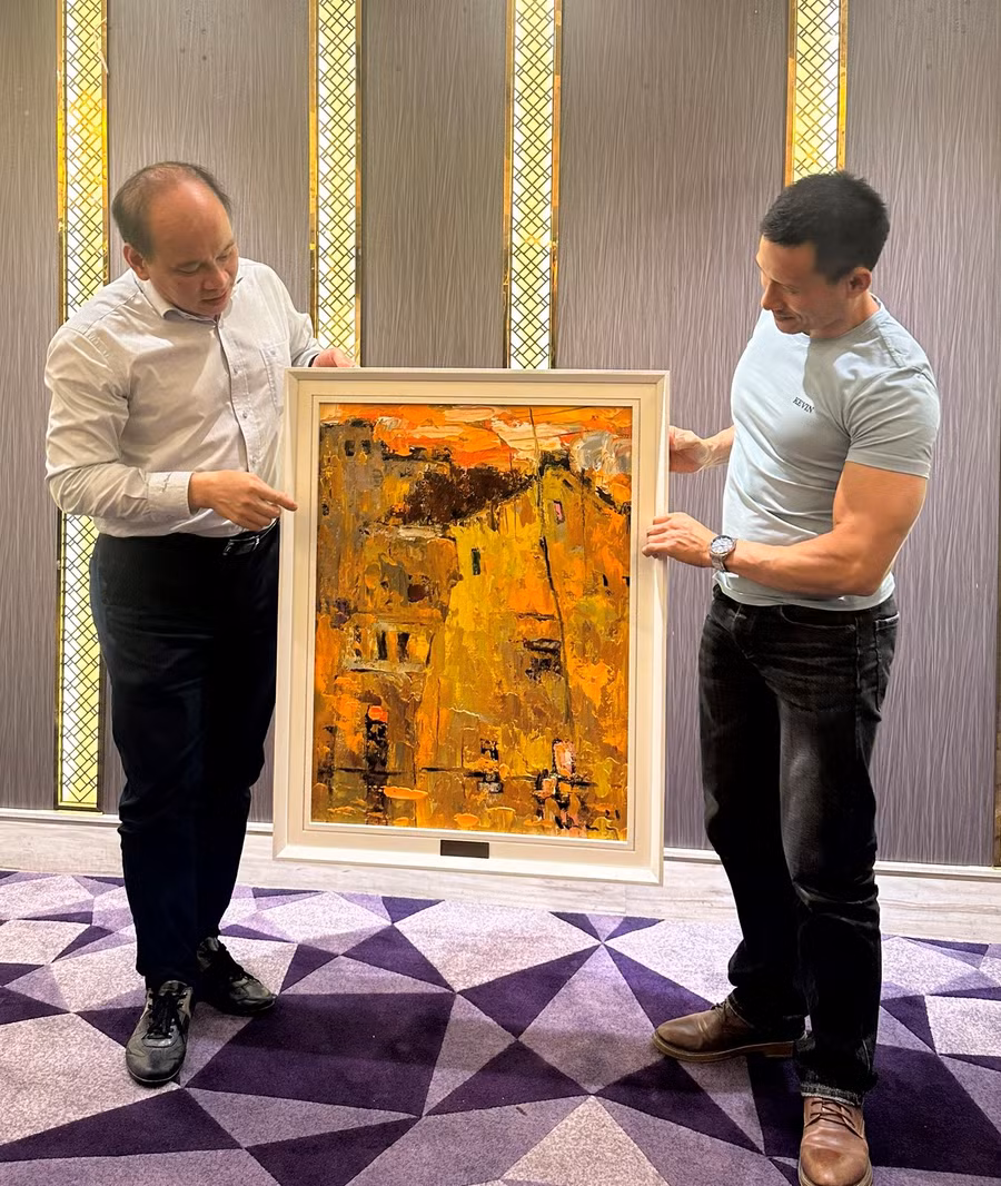 Tổng Lãnh sự quán Việt Nam tại Quảng Châu nhận tranh từ đại diện đoàn công tác thuộc dự án Mỹ thuật Việt Nam và Ngoại giao Văn hóa