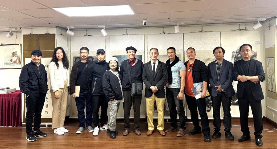 Đoàn công tác của dự án Mỹ thuật Việt Nam và Ngoại giao Văn hóa tại một phòng triển lãm tranh ở trung tâm Hong Kong Đoàn công tác của dự án Mỹ thuật Việt Nam và Ngoại giao Văn hóa tại một phòng triển lãm tranh ở trung tâm Hong Kong