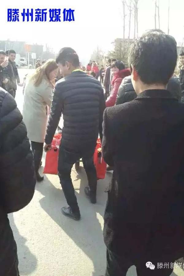 Cô dâu chú rể gây bất ngờ khi tự chế kiệu hoa độc lạ từ xe bò ảnh 5 Cô dâu chú rể gây bất ngờ khi tự chế kiệu hoa độc lạ từ xe bò ảnh 5