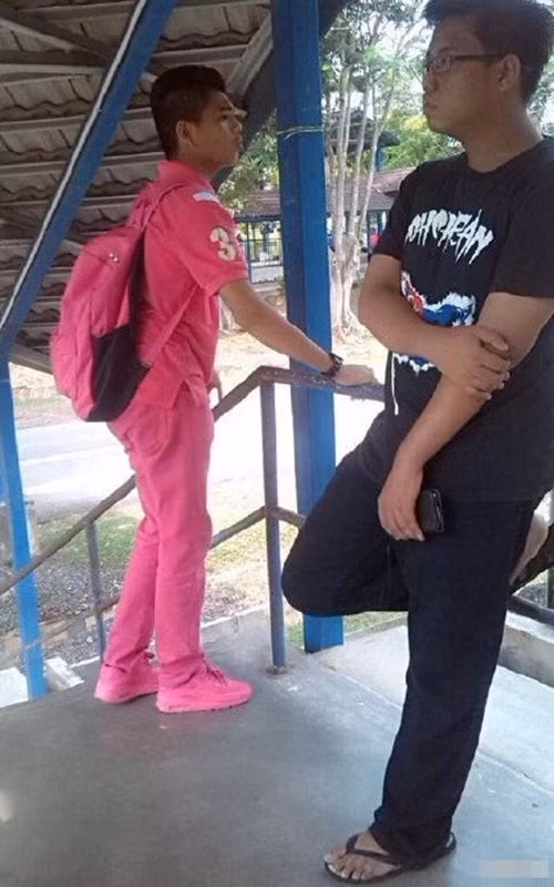 chang sinh vien bi ky thi vi thich mau hong hinh anh 3