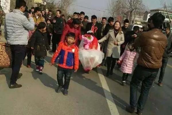 Cô dâu chú rể gây bất ngờ khi tự chế kiệu hoa độc lạ từ xe bò ảnh 2 Cô dâu chú rể gây bất ngờ khi tự chế kiệu hoa độc lạ từ xe bò ảnh 2