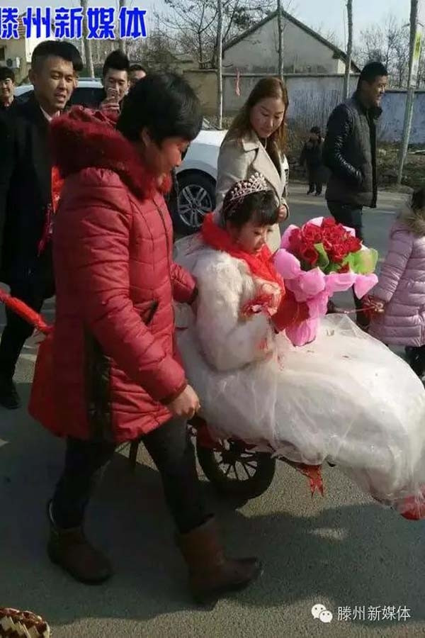 Cô dâu chú rể gây bất ngờ khi tự chế kiệu hoa độc lạ từ xe bò ảnh 4 Cô dâu chú rể gây bất ngờ khi tự chế kiệu hoa độc lạ từ xe bò ảnh 4