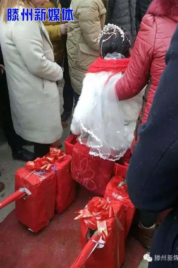 Cô dâu chú rể gây bất ngờ khi tự chế kiệu hoa độc lạ từ xe bò ảnh 3 Cô dâu chú rể gây bất ngờ khi tự chế kiệu hoa độc lạ từ xe bò ảnh 3