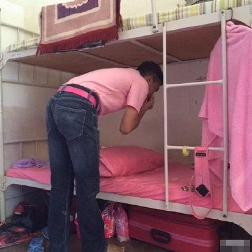 chang sinh vien bi ky thi vi thich mau hong hinh anh 2