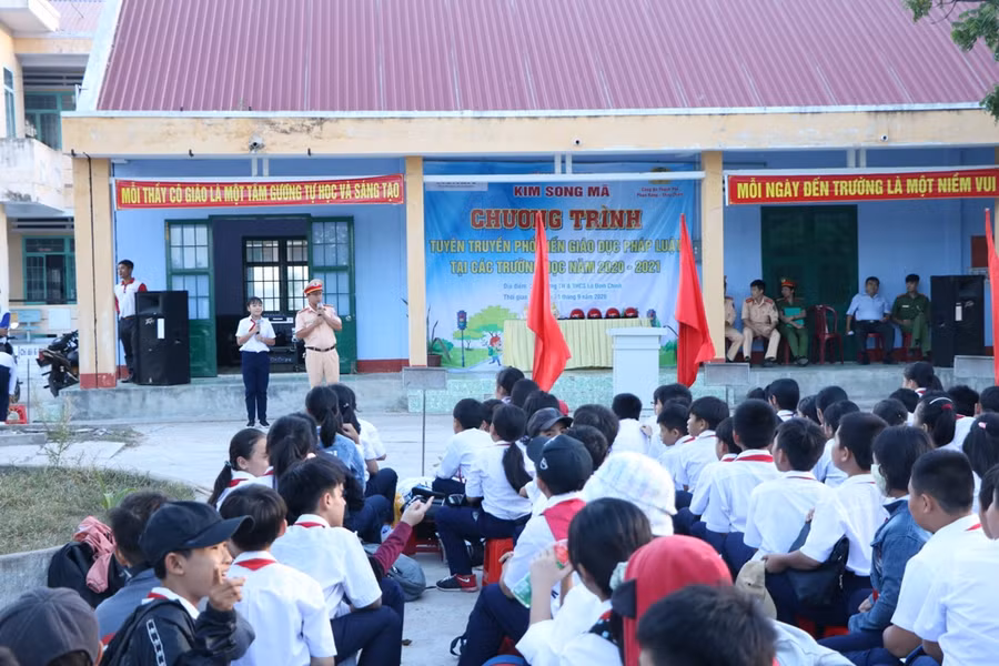 Học sinh trường TH&amp;THCS Lê Đình Chinh nghe phổ biến pháp luật, ATGT năm học 2020 - 2021. (Ảnh: Duy Quan).