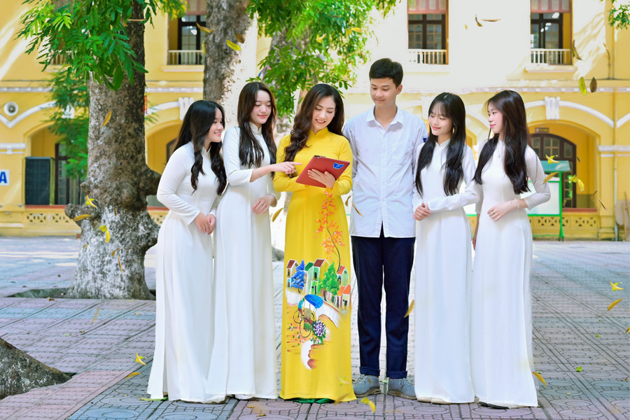 Thầy trò nhà trường luôn đoàn kết, nỗ lực trong giảng dạy, học tập để vươn tới những tầm cao mới của tri thức nhân loại.