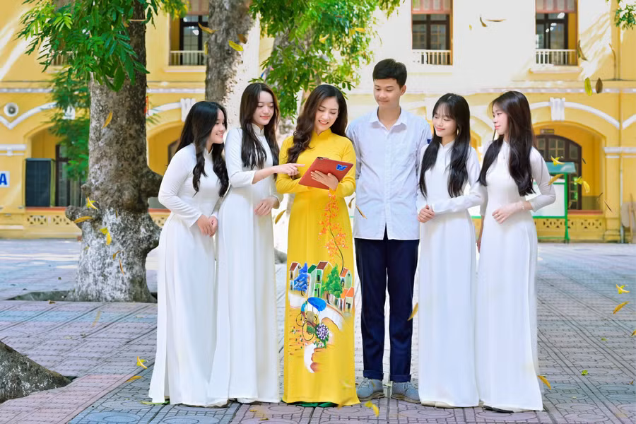 Thầy trò nhà trường luôn đoàn kết, nỗ lực trong giảng dạy, học tập để vươn tới những tầm cao mới của tri thức nhân loại.