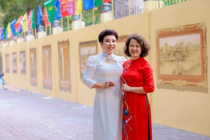 Cô Hiệu trưởng Nguyễn Thị Nhâm Huyền (phải) và Ca sĩ doanh nhân Nguyễn Thu Trang - Tổng đạo diễn chuỗi sự kiện chào mừng 50 năm THPT Phan Đình Phùng.