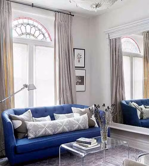 Sử dụng gương lớn làm cho phòng khách như rộng hơn (hình minh họa).