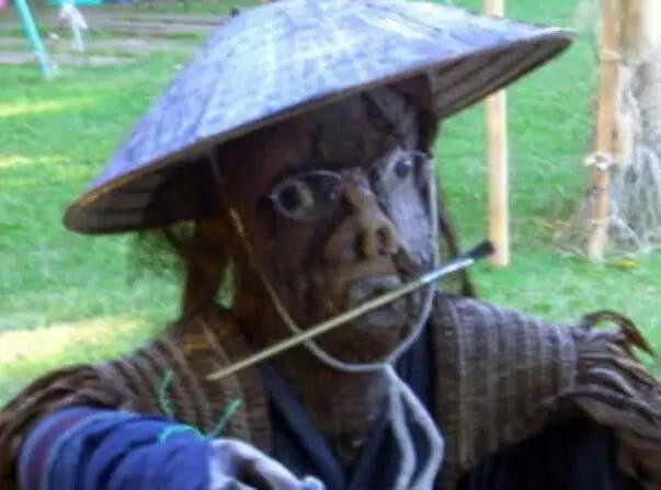 Rùng rợn với những con bù nhìn ở giữa cánh đồng 