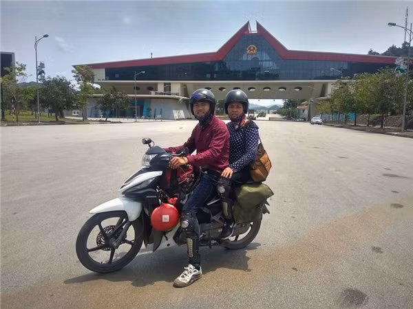 Nguyễn Văn Sơn và mẹ.