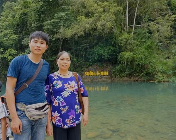 Thán phục phượt thủ 9X đưa mẹ “đi khắp thế gian"