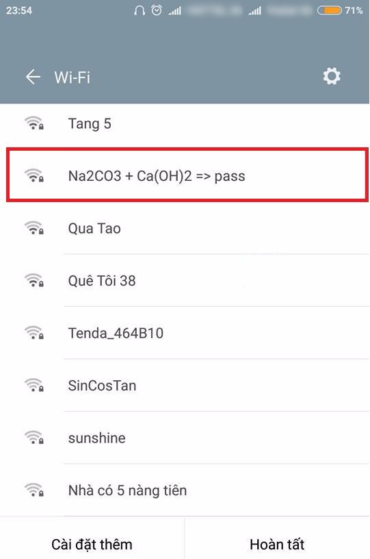 Chưa bao giờ việc xin mật khẩu wifi lại trở nên “dễ” đến thế. Rõ ràng là khổ chủ đã gợi ý hẳn cho mật khẩu mà lại khiến anh em phải đau đầu vắt óc. Cứ tưởng đã thoát môn Hóa mà hóa ra lại không phải