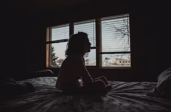 Con gái 4 tuổi thường xuyên nhìn thấy ai đó bên ngoài cửa sổ vào ban đêm, bố mẹ nhói lòng khi tìm ra sự thật-2