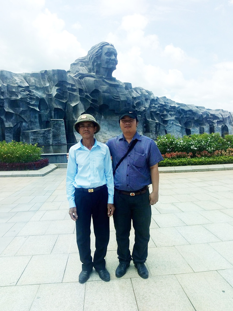 Tác giả (bên phải) tại Tượng đài Bà mẹ Việt Nam anh hùng tại tỉnh Quảng Nam vào tháng 9/2019 Tác giả (bên phải) tại Tượng đài Bà mẹ Việt Nam anh hùng tại tỉnh Quảng Nam vào tháng 9/2019