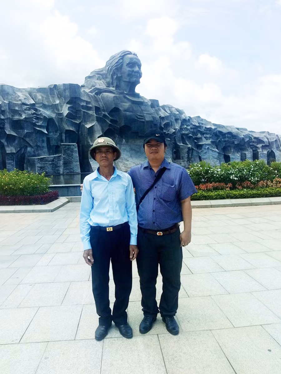 Tác giả (bên phải) tại Tượng đài Bà mẹ Việt Nam anh hùng tại tỉnh Quảng Nam vào tháng 9/2019