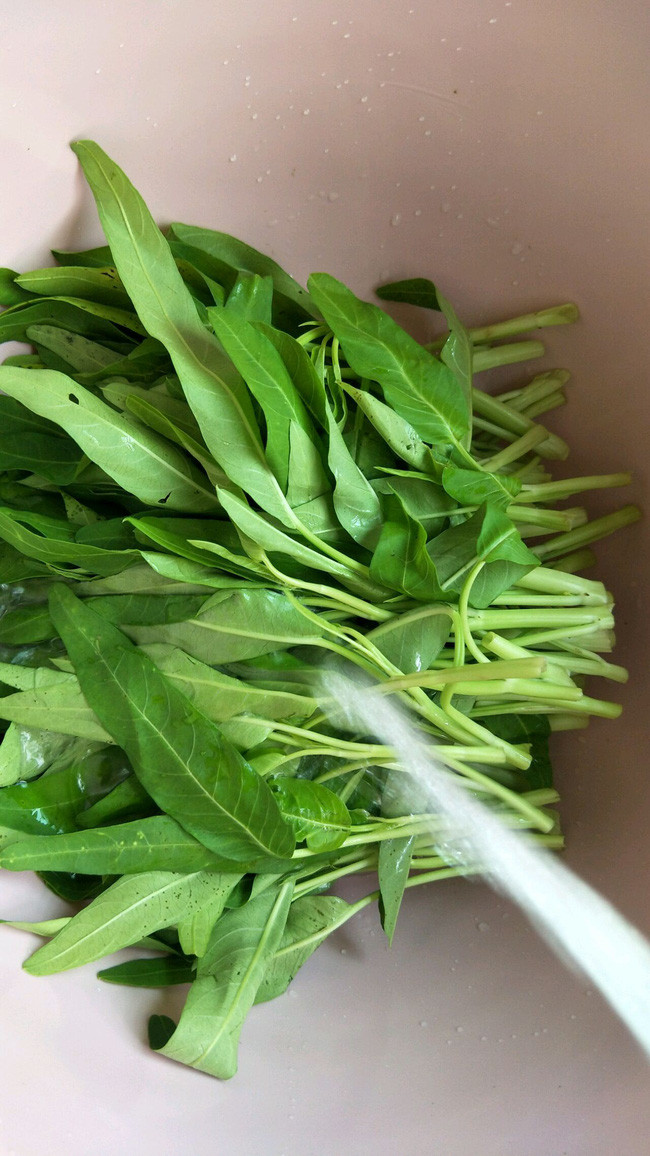 Đừng xào rau muống kiểu cũ nữa đây mới là cách làm ngon "bá cháy" - Ảnh 1. Đừng xào rau muống kiểu cũ nữa đây mới là cách làm ngon "bá cháy" - Ảnh 1.