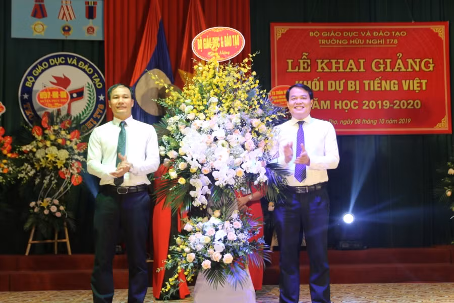 Đồng chí Nguyễn Văn Thanh - Phó Vụ trưởng Vụ Giáo dục dân tộc – Bộ GD&ĐT phát biểu tặng hoa chúc mừng nhà trường.