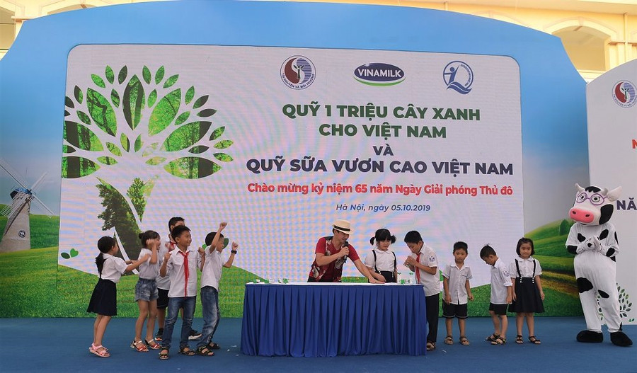 Nghệ sĩ ưu tú Xuân Bắc, đại sứ chương trình Quỹ Sữa Vươn Cao Việt Nam giao lưu cùng các em học sinh tại chương trình. Nghệ sĩ ưu tú Xuân Bắc, đại sứ chương trình Quỹ Sữa Vươn Cao Việt Nam giao lưu cùng các em học sinh tại chương trình.