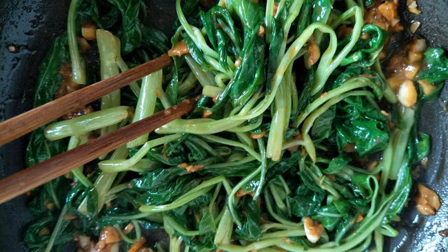 Đừng xào rau muống kiểu cũ nữa đây mới là cách làm ngon "bá cháy" - Ảnh 5.