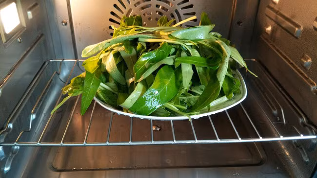 Đừng xào rau muống kiểu cũ nữa đây mới là cách làm ngon "bá cháy" - Ảnh 2.