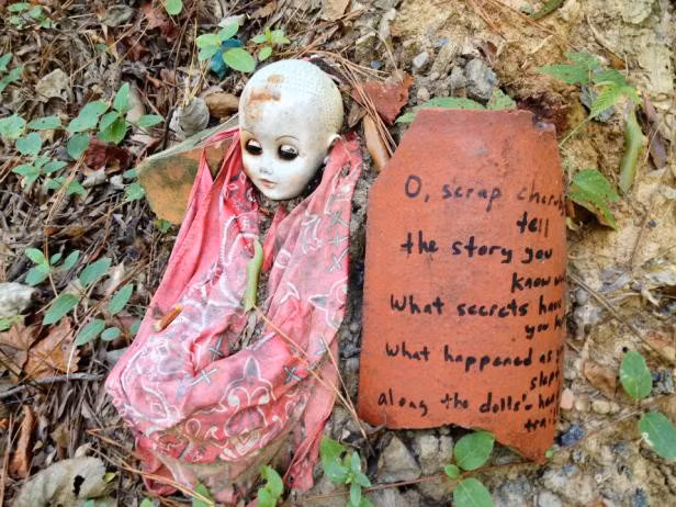 Khám phá con đường mòn tràn ngập búp bê "ma ám" không khác gì phim kinh dị, ai đi qua cũng phải rùng mình - Ảnh 9.