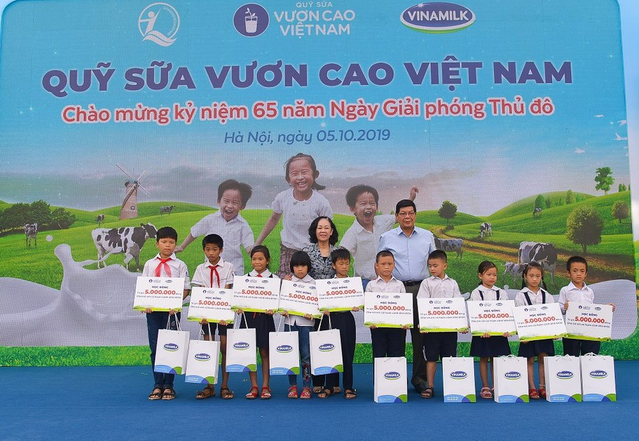 Bà Trương Thị Mai-Ủy viên Bộ Chính trị, Bí thư Trung ương Đảng, Trưởng ban Dân vận Trung ương trao học bổng và sữa của Quỹ Sữa Vươn Cao Việt Nam cho các em học sinh khó khăn có thành tích học tập tốt của trường Tiểu học Tiên Dược B, Hà Nội Bà Trương Thị Mai-Ủy viên Bộ Chính trị, Bí thư Trung ương Đảng, Trưởng ban Dân vận Trung ương trao học bổng và sữa của Quỹ Sữa Vươn Cao Việt Nam cho các em học sinh khó khăn có thành tích học tập tốt của trường Tiểu học Tiên Dược B, Hà Nội