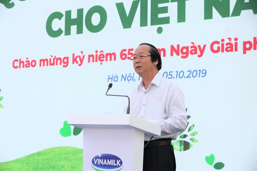 Ông Võ Tuấn Nhân – Thứ trưởng Bộ Tài nguyên và Môi trường chia sẻ hành trình 8 năm đồng hành cùng Vinamilk thực hiện chương trình Quỹ 1 triệu cây xanh cho Việt Nam Ông Võ Tuấn Nhân – Thứ trưởng Bộ Tài nguyên và Môi trường chia sẻ hành trình 8 năm đồng hành cùng Vinamilk thực hiện chương trình Quỹ 1 triệu cây xanh cho Việt Nam